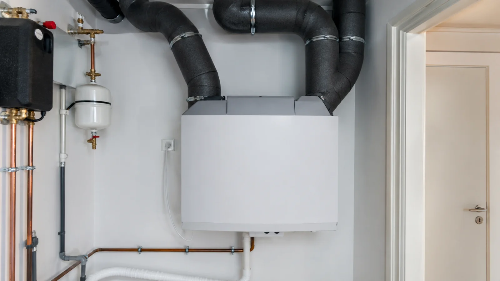 KWL-Gerät im Hauswirtschaftsraum mit Lüftungskanälen - Kontrollierte Wohnraumlüftung