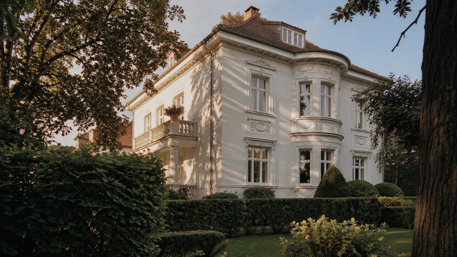 Klassische Stadtvilla mit Walmdach